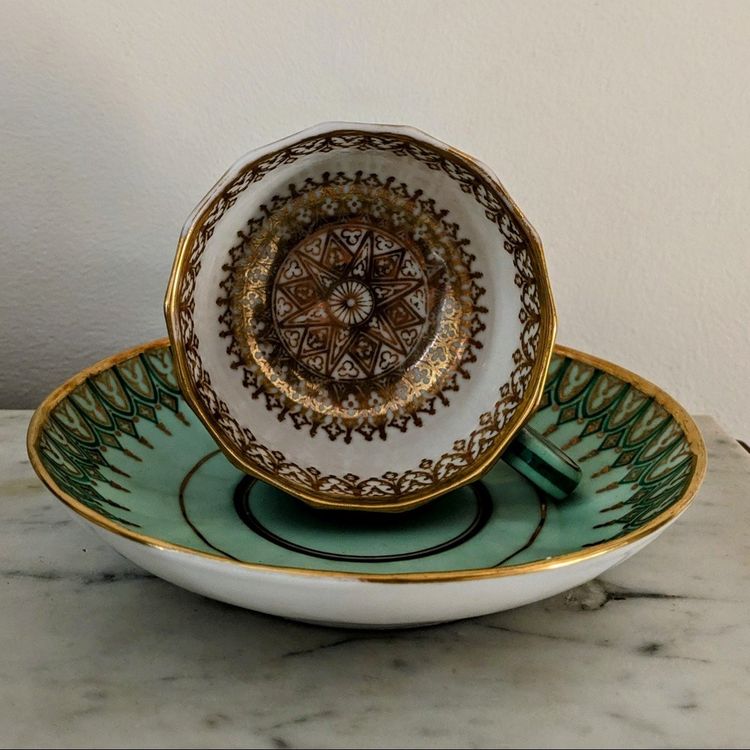 Paris, époque Restauration - tasse à chocolat en porcelaine - troubadour, à la cathédrale