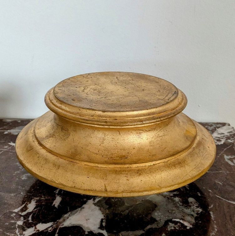 Socle circulaire en bois intégralement doré