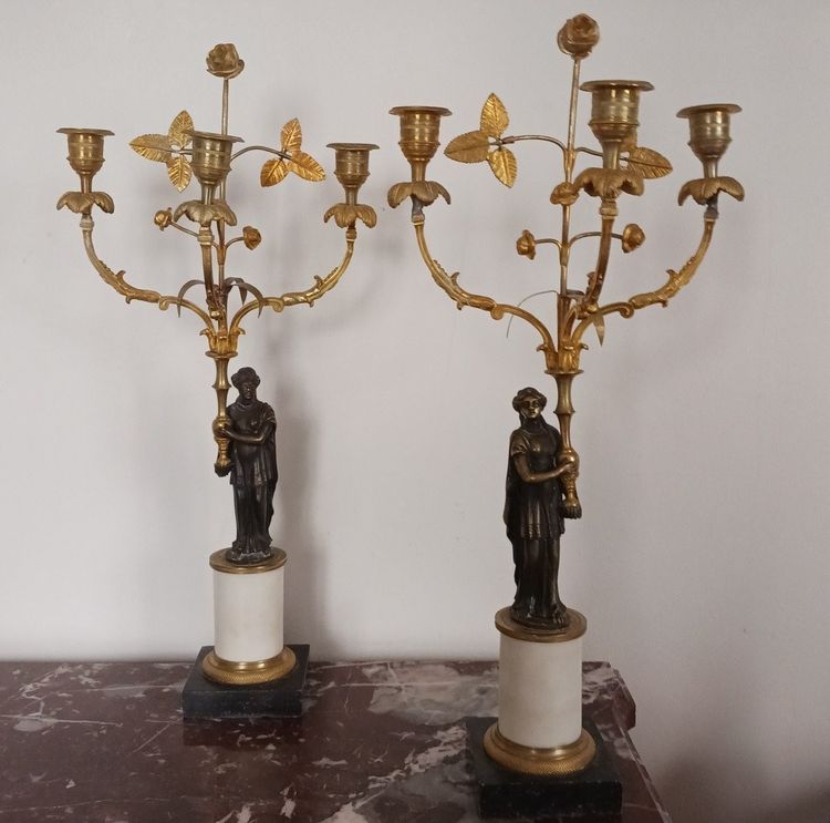 Frankreich, um 1800 - Paar Kandelaber mit drei Lichtern aus Marmor und vergoldeter Bronze