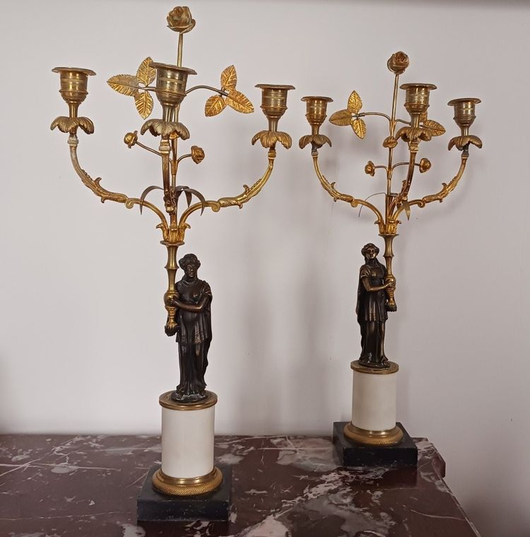 Frankreich, um 1800 - Paar Kandelaber mit drei Lichtern aus Marmor und vergoldeter Bronze