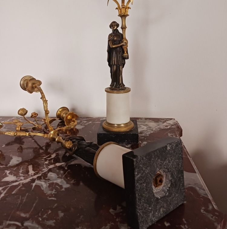 Frankreich, um 1800 - Paar Kandelaber mit drei Lichtern aus Marmor und vergoldeter Bronze