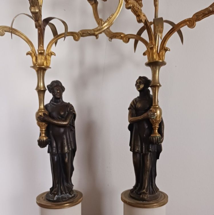 Frankreich, um 1800 - Paar Kandelaber mit drei Lichtern aus Marmor und vergoldeter Bronze