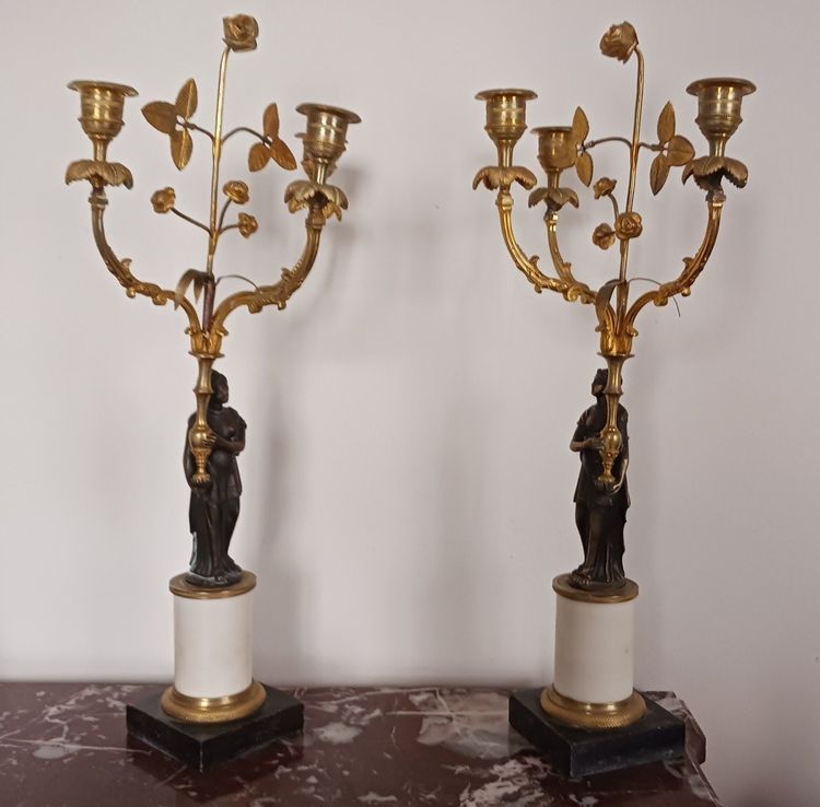 Frankreich, um 1800 - Paar Kandelaber mit drei Lichtern aus Marmor und vergoldeter Bronze