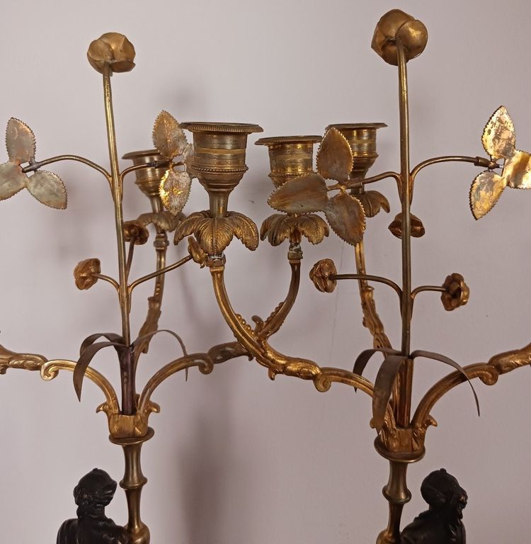 Frankreich, um 1800 - Paar Kandelaber mit drei Lichtern aus Marmor und vergoldeter Bronze