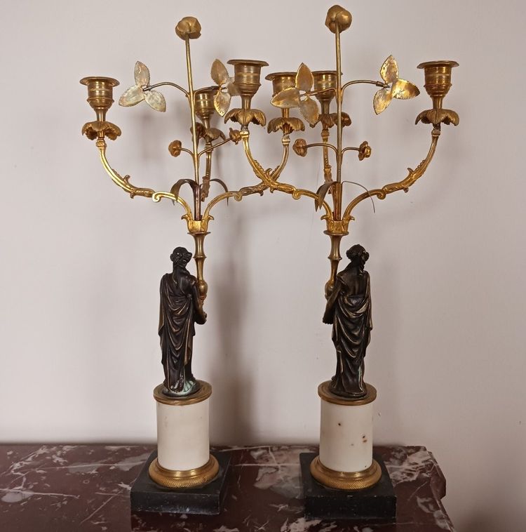 Frankreich, um 1800 - Paar Kandelaber mit drei Lichtern aus Marmor und vergoldeter Bronze