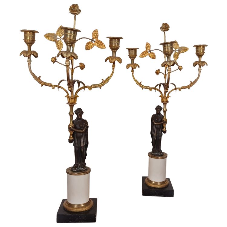 Frankreich, um 1800 - Paar Kandelaber mit drei Lichtern aus Marmor und vergoldeter Bronze