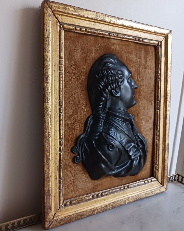 Duvivier, dans le goût - grand profil en bronze de Louis XVI jeune - cadre en bois doré