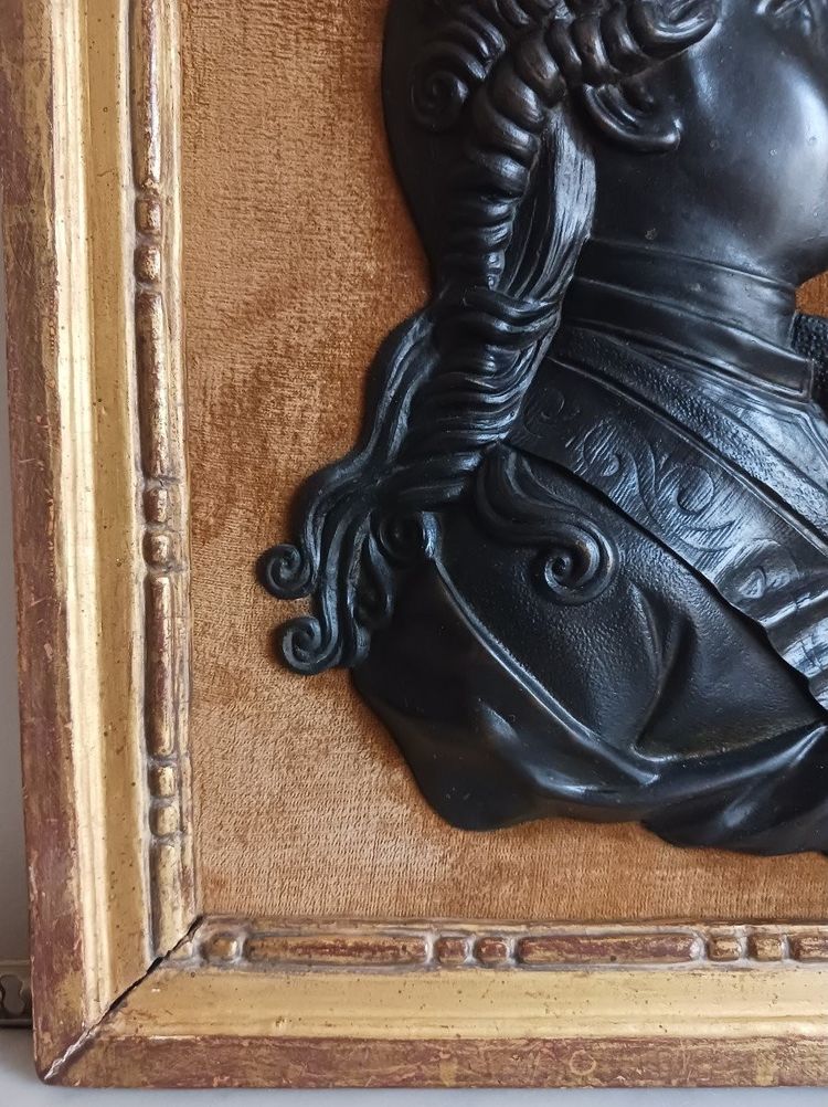 Duvivier, dans le goût - grand profil en bronze de Louis XVI jeune - cadre en bois doré