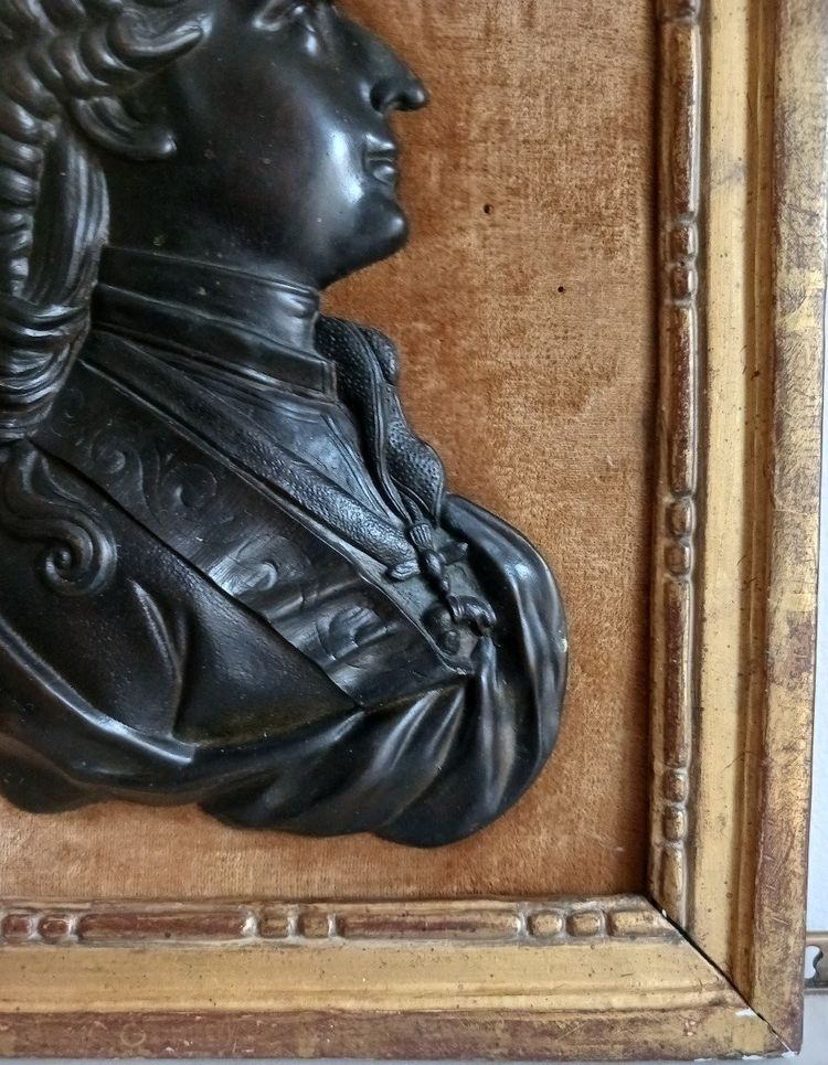Duvivier, dans le goût - grand profil en bronze de Louis XVI jeune - cadre en bois doré