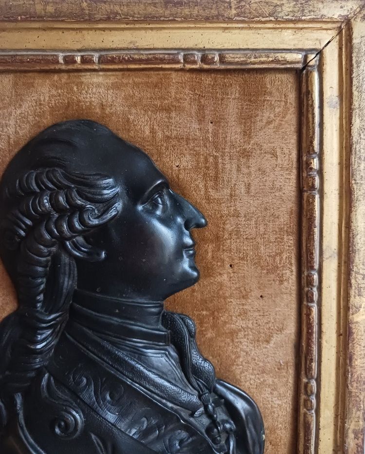 Duvivier, dans le goût - grand profil en bronze de Louis XVI jeune - cadre en bois doré