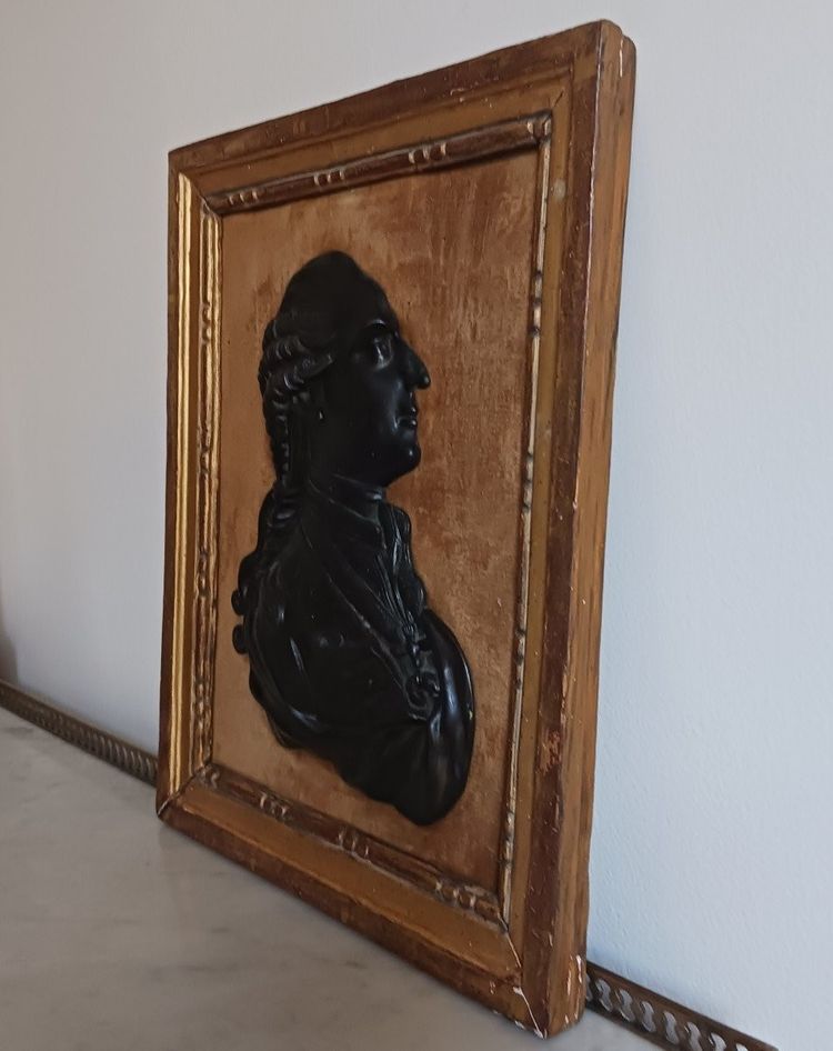 Duvivier, dans le goût - grand profil en bronze de Louis XVI jeune - cadre en bois doré