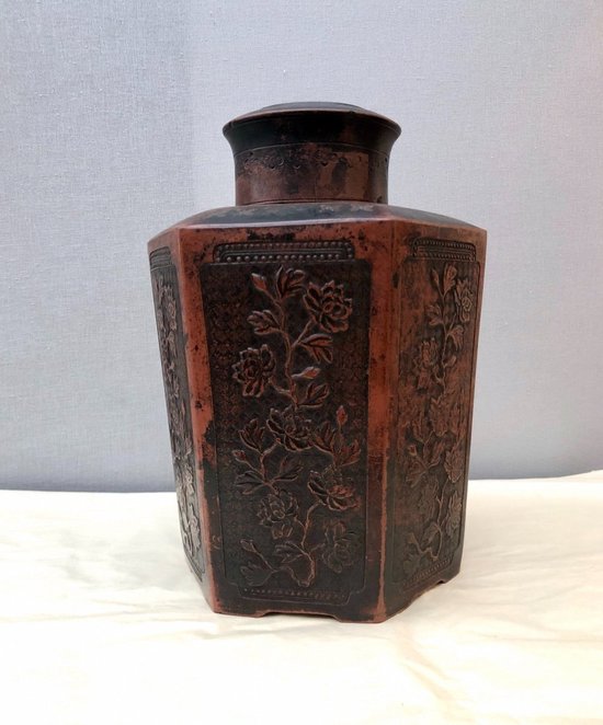 Vase with lacquered lid. China, Late 19th Early 20th Century