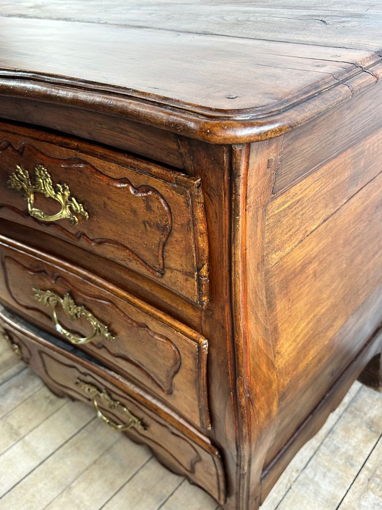 Commode de style Louis XV en noyer époque XVIII eme