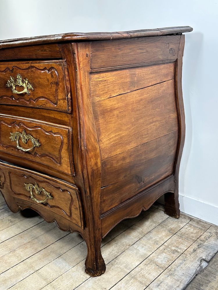 Commode de style Louis XV en noyer époque XVIII eme