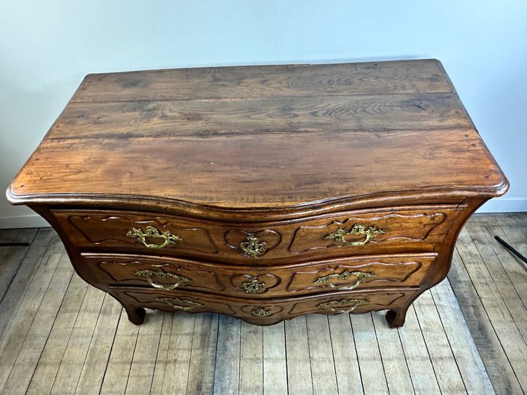 Commode de style Louis XV en noyer époque XVIII eme