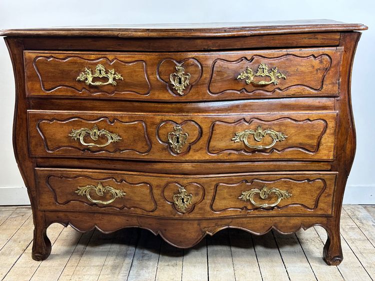 Commode de style Louis XV en noyer époque XVIII eme