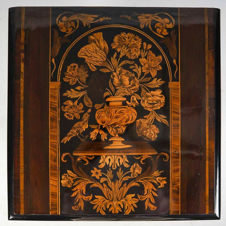 Chiffonnier en marqueterie à décor de fleurs et d’oiseaux époque Louis XIV vers 1700