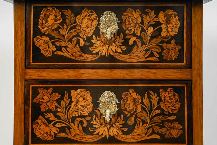 Chiffonnier en marqueterie à décor de fleurs et d’oiseaux époque Louis XIV vers 1700