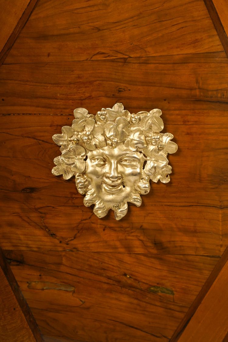 Chiffonnier en marqueterie à décor de fleurs et d’oiseaux époque Louis XIV vers 1700