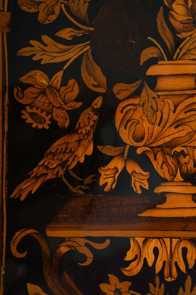 Chiffonnier en marqueterie à décor de fleurs et d’oiseaux époque Louis XIV vers 1700