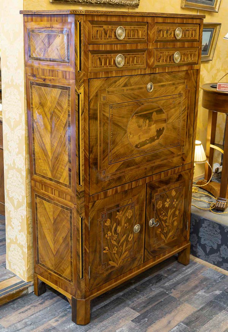 Jean Demoulin (1715-1798) Scrivania in noce con mulino intarsiato e decorazione a castello 1790 circa