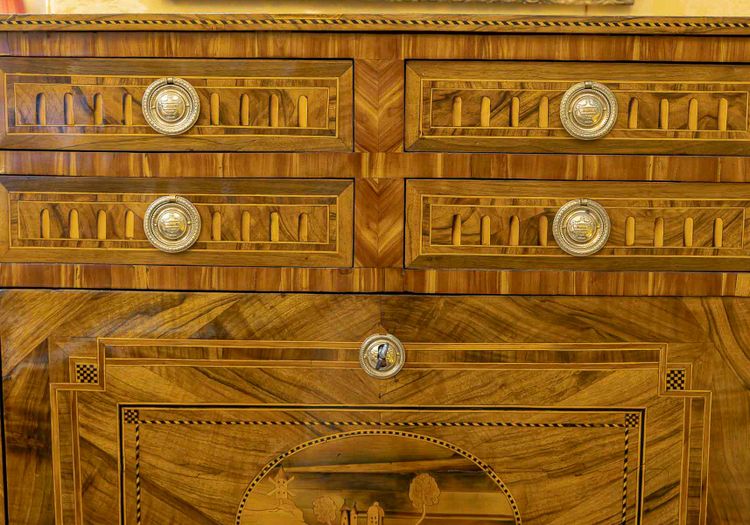 Jean Demoulin (1715-1798) Scrivania in noce con mulino intarsiato e decorazione a castello 1790 circa