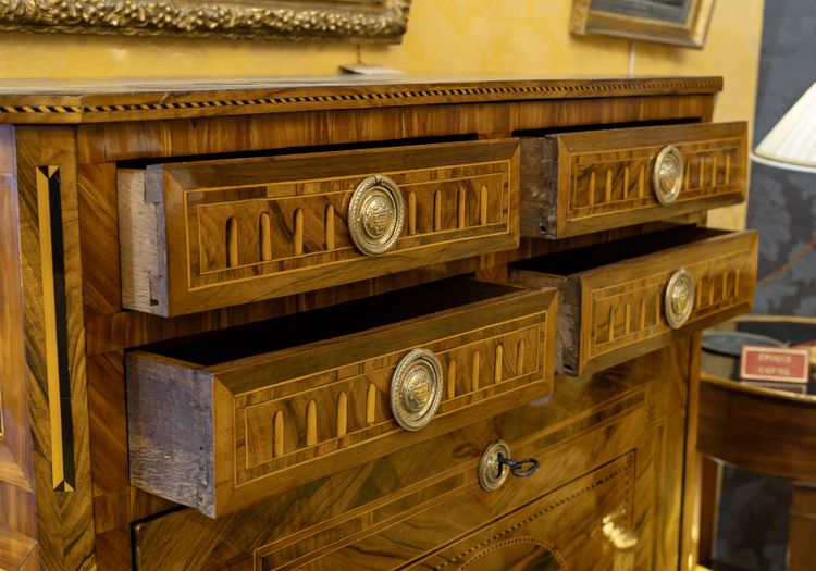 Jean Demoulin (1715-1798) Scrivania in noce con mulino intarsiato e decorazione a castello 1790 circa