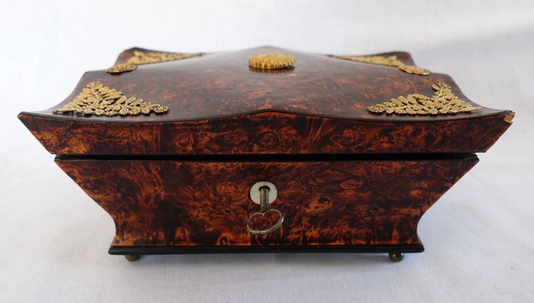 Coffret nécessaire de couture aus massivem Silber, Epoche Charles X