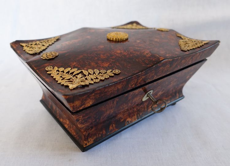 Coffret nécessaire de couture aus massivem Silber, Epoche Charles X