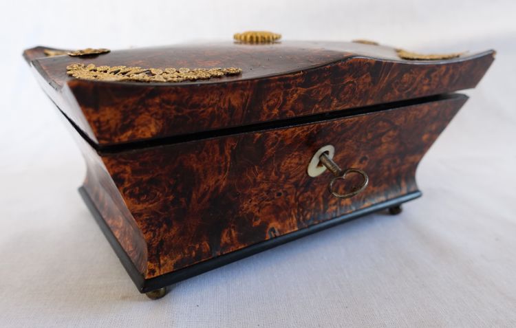 Coffret nécessaire de couture aus massivem Silber, Epoche Charles X