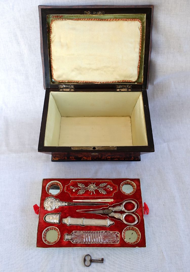 Coffret nécessaire de couture aus massivem Silber, Epoche Charles X