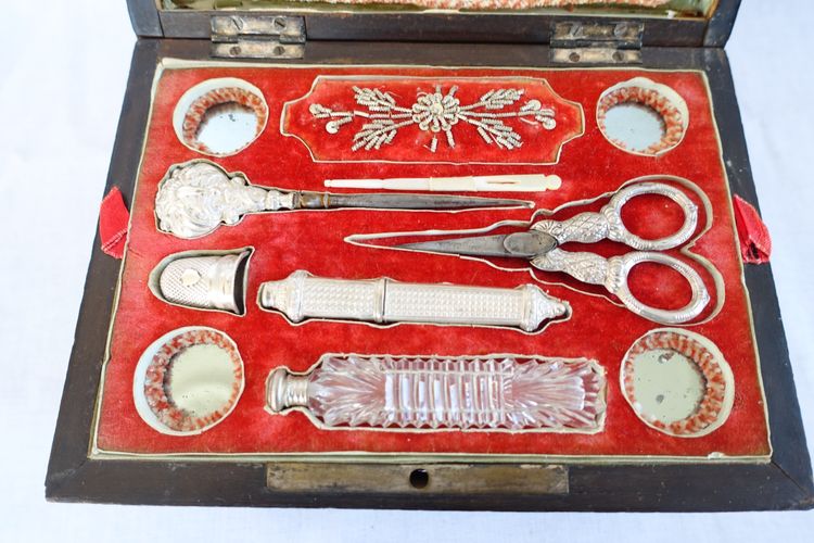 Coffret nécessaire de couture aus massivem Silber, Epoche Charles X