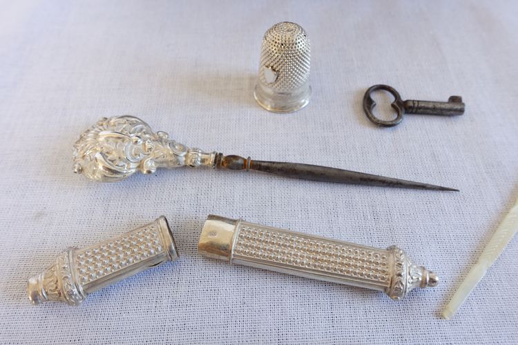 Coffret nécessaire de couture aus massivem Silber, Epoche Charles X