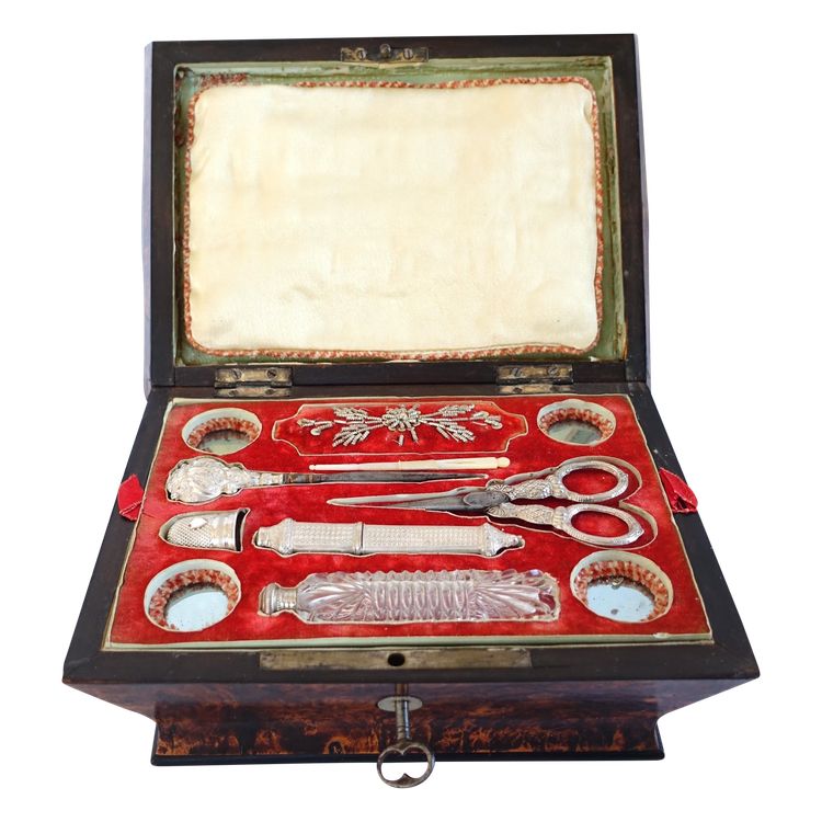 Coffret nécessaire de couture aus massivem Silber, Epoche Charles X