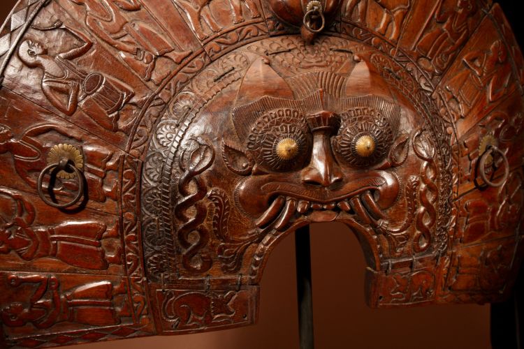 Eindrucksvoller Kopfschmuck von Theyyam-Tänzern, Kerala, Indien, um 1920