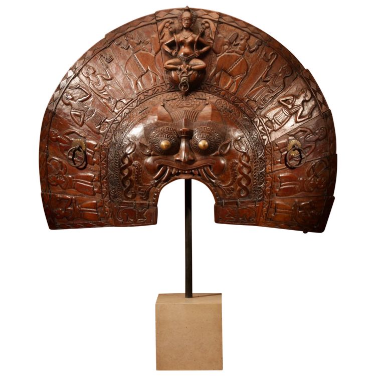 Eindrucksvoller Kopfschmuck von Theyyam-Tänzern, Kerala, Indien, um 1920