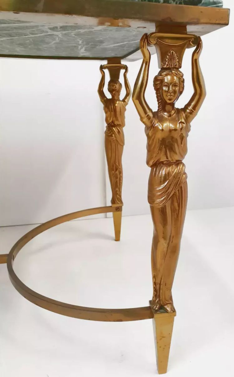 Maison JANSEN Table basse en bronze et laiton doré, cariatides et marbre
