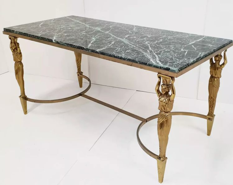Maison JANSEN Table basse en bronze et laiton doré, cariatides et marbre