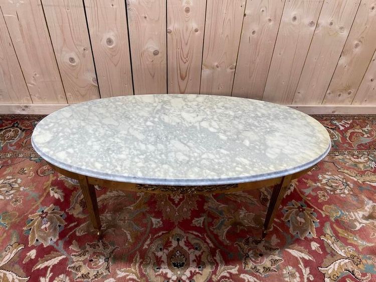 Table basse ovale de style Louis XVIen laiton et marbre 