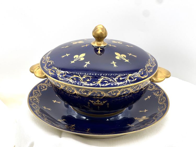 Elegant broth bowl with royal decoration, signed G. Asco - 19th century