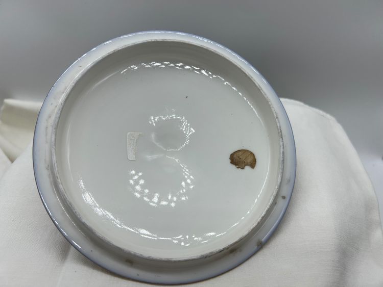 Elegant broth bowl with royal decoration, signed G. Asco - 19th century