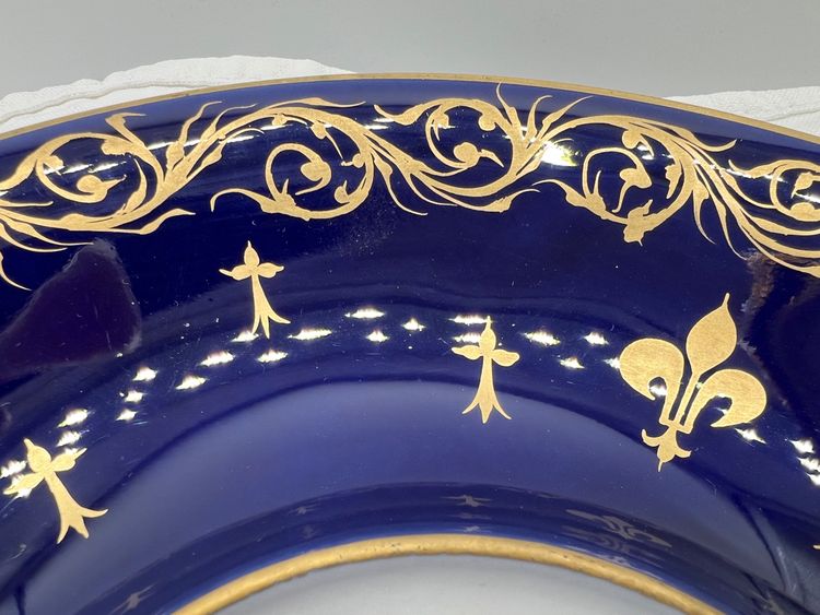 Elegant broth bowl with royal decoration, signed G. Asco - 19th century