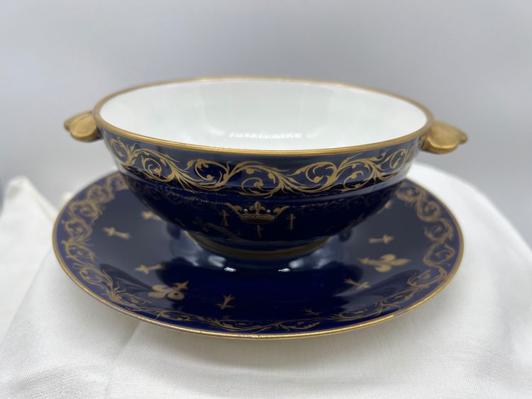 Elegant broth bowl with royal decoration, signed G. Asco - 19th century