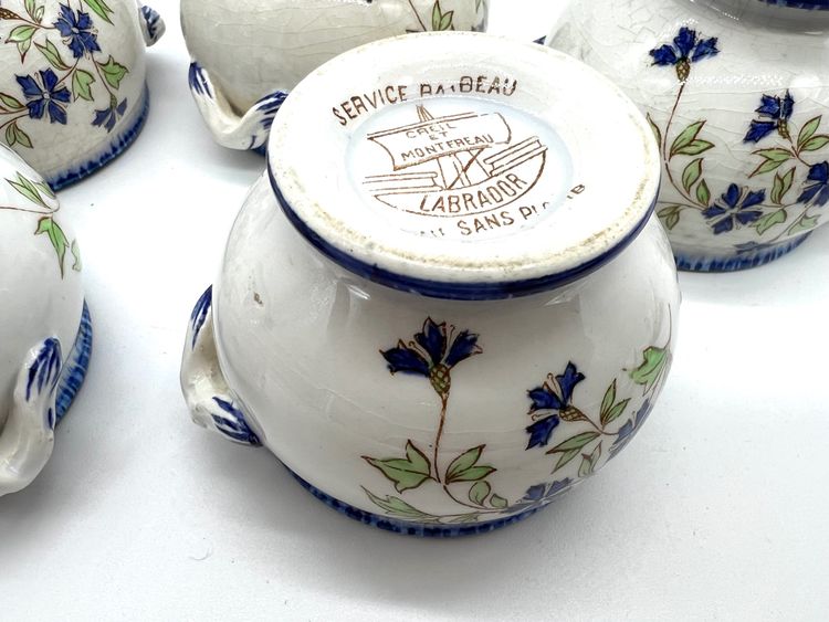 Ensemble de 5 pots de crème anciens – Creil & Montereau – Décor de bleuets – Service barbeau