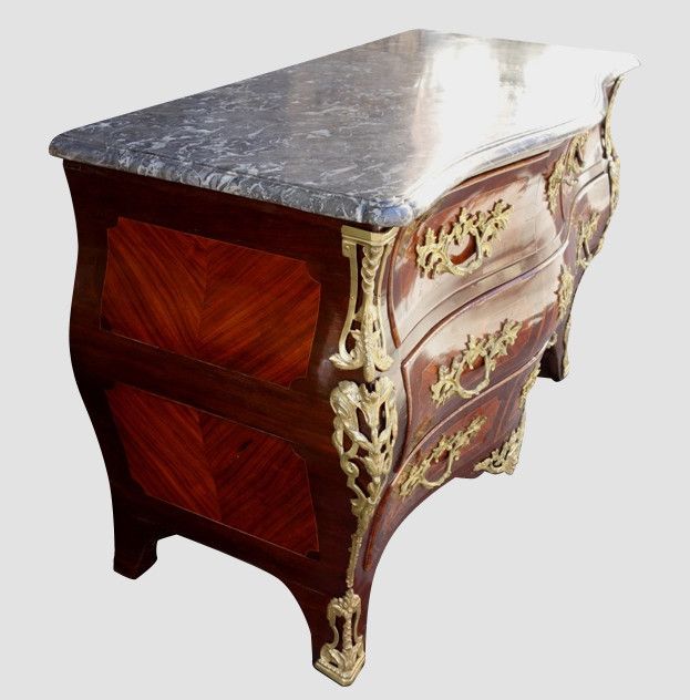 Commode tombeau estampillée Mondon