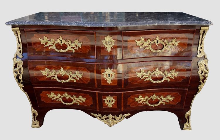 Commode tombeau estampillée Mondon