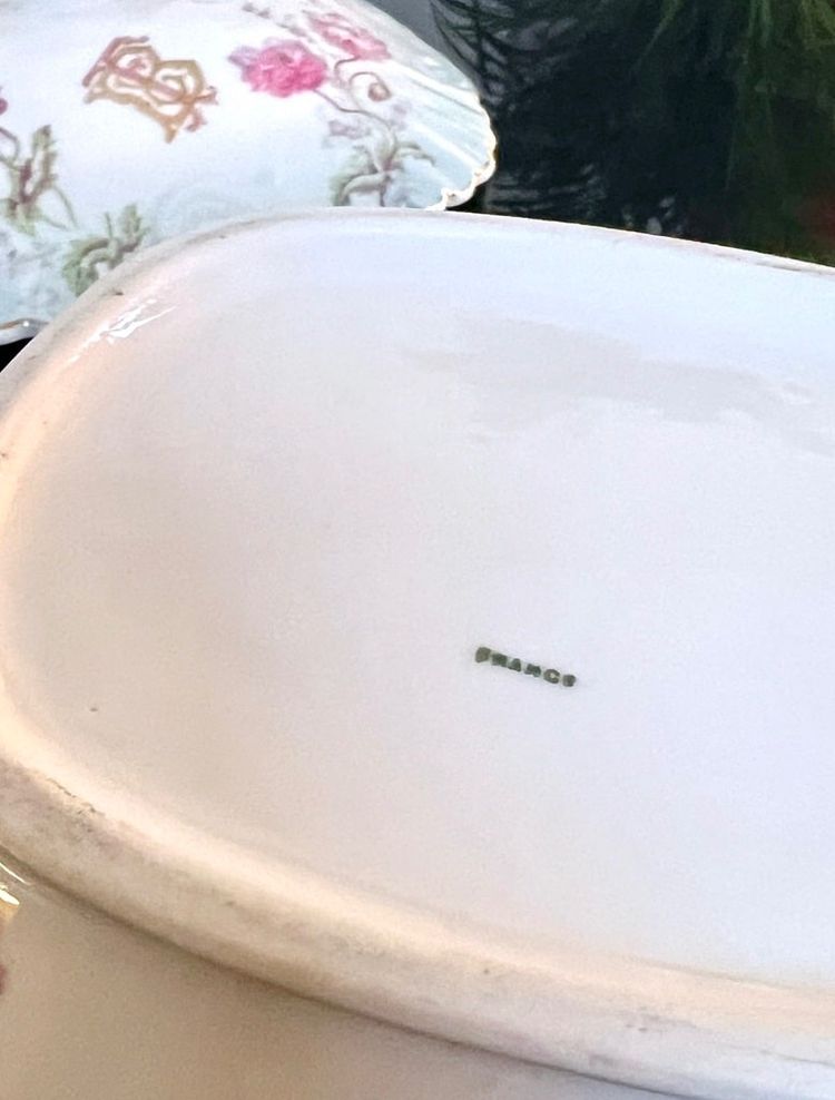 Piatto da zuppa in porcellana pregiata del XIX secolo - Motivo floreale con monogramma