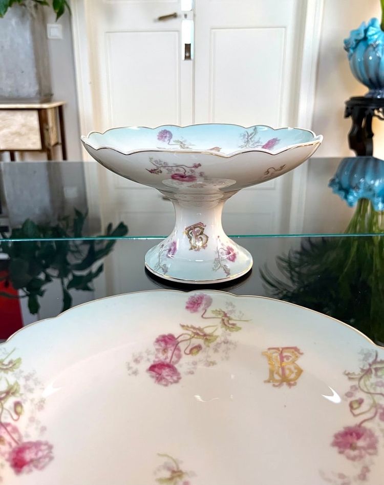 Compotier Et Plat De Service Porcelaine - Décor Monogrammes Fleurs d'œillets