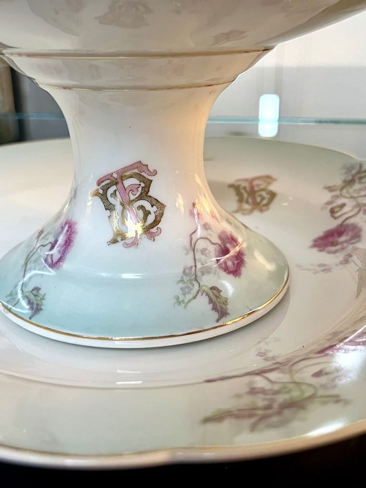 Compotier Et Plat De Service Porcelaine - Décor Monogrammes Fleurs d'œillets