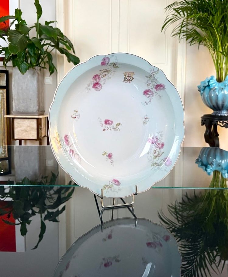 Plat De Service En Porcelaine Monogrammes TB - Décor Floral 